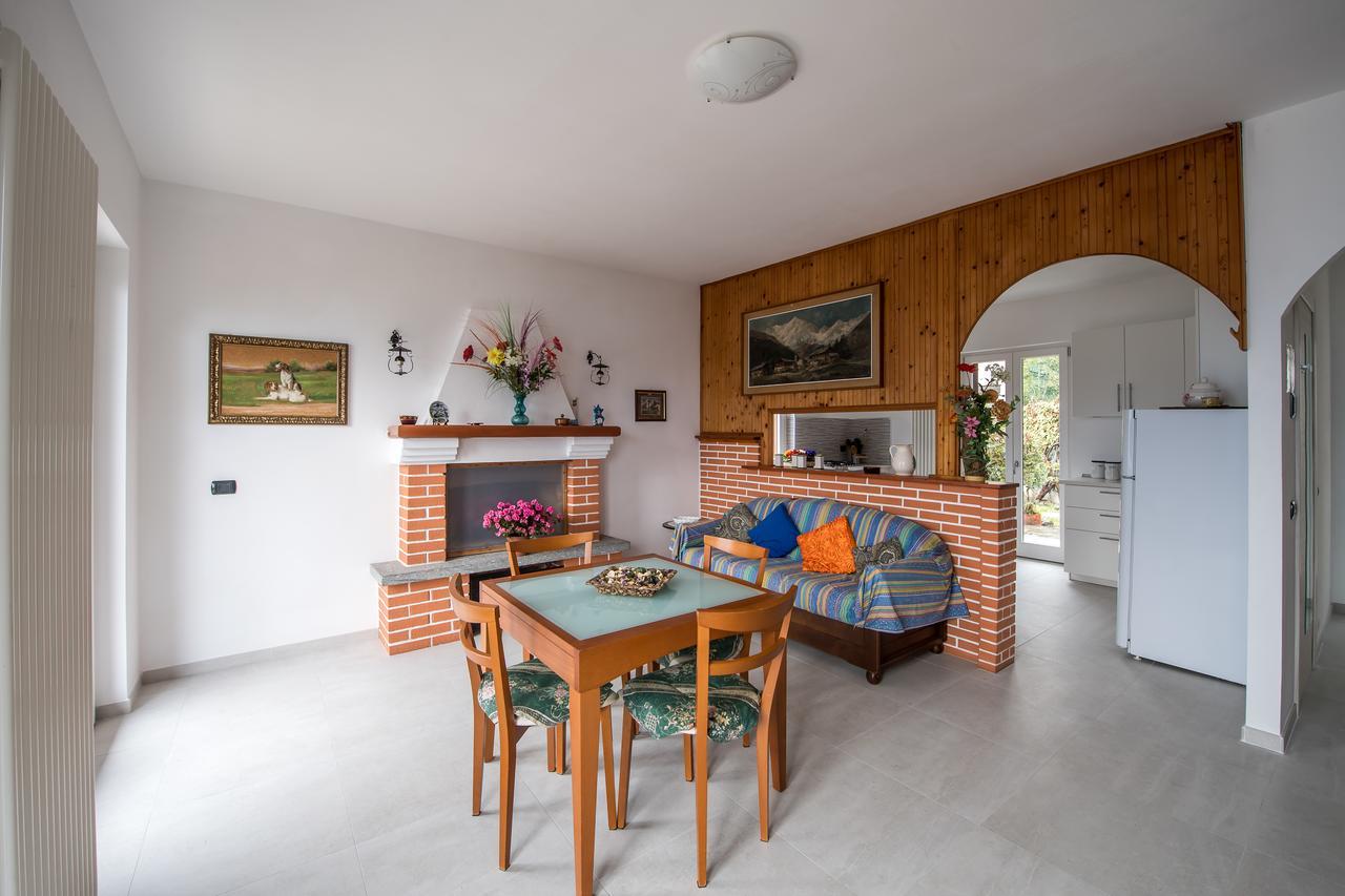 Villa Bianca Варена Екстериор снимка
